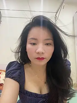 Snapshot of Bee_Yellow00 chatting on 05.19.26 Bee Yellow00 online show from 05.19.26