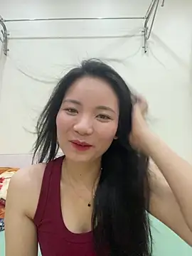 Snapshot of Bee_Yellow00 chatting on 05.20.26 Bee Yellow00 online show from 05.20.26