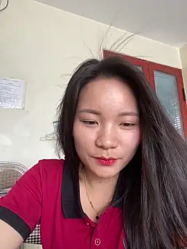 Snapshot of Bee_Yellow00 chatting on 06.12.26 Bee Yellow00 online show from 06.12.26