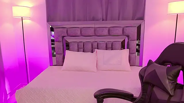 Bella Clark2 online show from 10.31.25