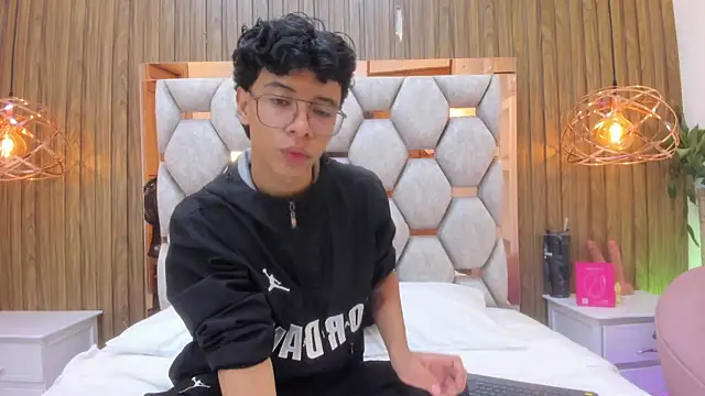 Snapshot of adams_bobby chatting on 06.15.26 adams bobby online show from 06.15.26