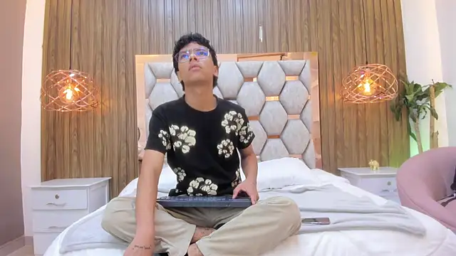 Snapshot of adams_bobby chatting on 06.19.26 adams bobby online show from 06.19.26
