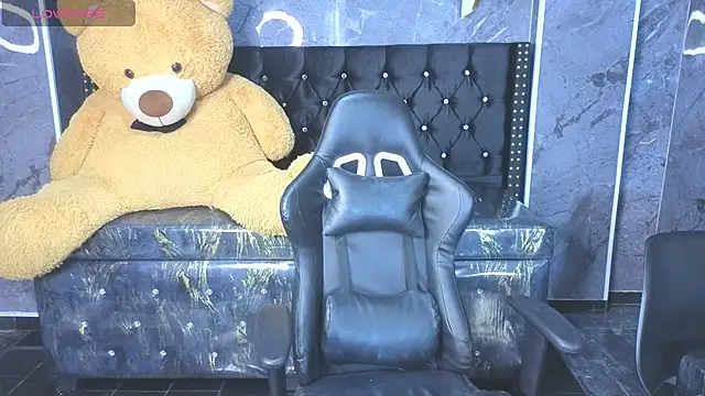 Aleja05 b online show from 12.21.25