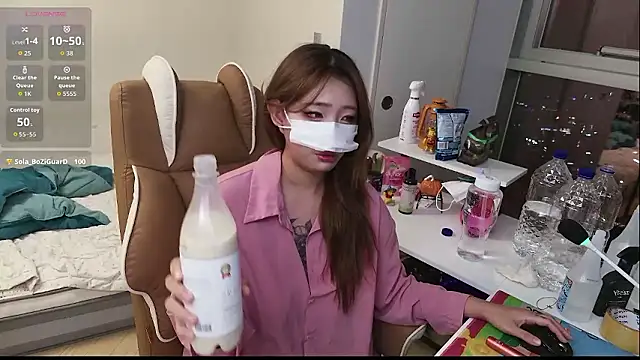 Snapshot of Milk_Sola chatting on 11.01.25 Milk Sola online show from 11.01.25