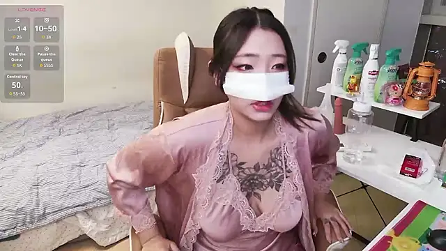 Snapshot of Milk_Sola chatting on 11.18.25 Milk Sola online show from 11.18.25