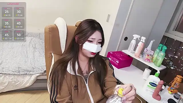 Snapshot of Milk_Sola chatting on 11.28.25 Milk Sola online show from 11.28.25