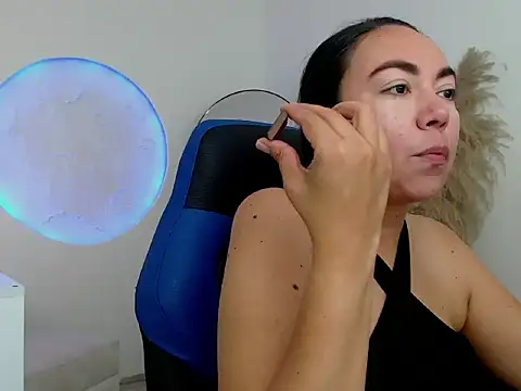 Yadis hot online show from 11.11.25