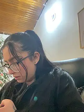 Snapshot of Kloe_Novoa chatting on 10.29.25 Kloe Novoa online show from 10.29.25