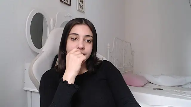 Snapshot of bellefleurrr chatting on 04.19.26 bellefleurrr online show from 04.19.26