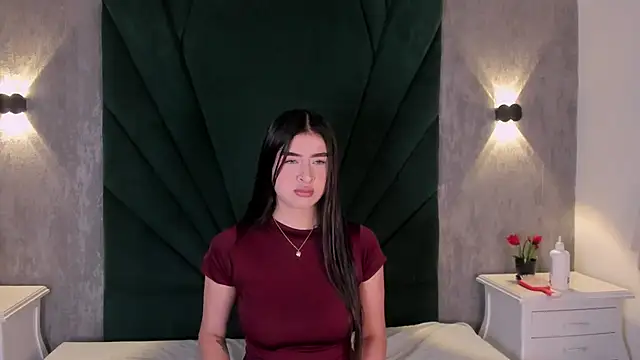 EmiliClarke online show from 04.04.26