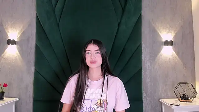 EmiliClarke online show from 04.06.26