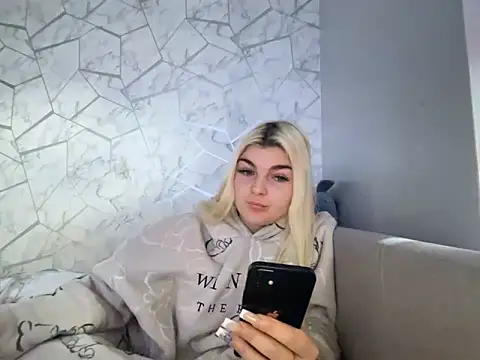 rosie-hipstergal online show from 11.04.25