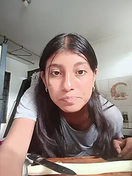 YeseniaRodriguez3 online show from 10.27.25