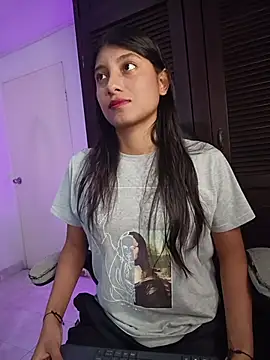 YeseniaRodriguez3 online show from 04.12.26