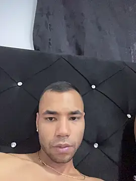 Snapshot of Hot2gether69 chatting on 10.27.25 Hot2gether69 online show from 10.27.25