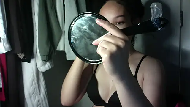 nikkiloveee online show from 12.15.25