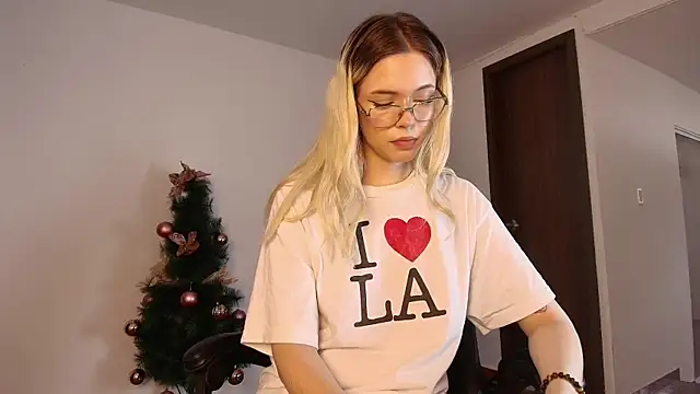 Snapshot of ViolettaAllente chatting on 12.20.25 ViolettaAllente online show from 12.20.25