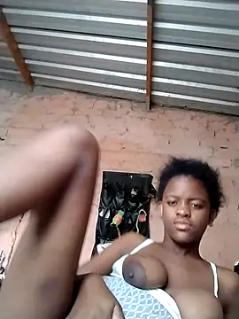 Snapshot of Blondecurv24 chatting on 11.17.25 Blondecurv24 online show from 11.17.25