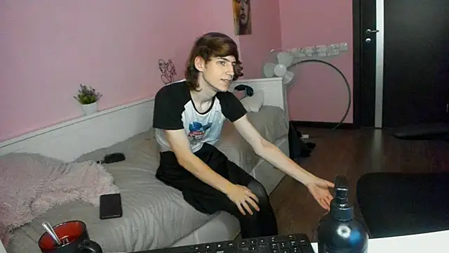 Snapshot of AvenGlow chatting on 11.28.25 AvenGlow online show from 11.28.25