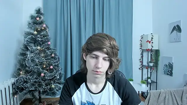 Snapshot of AvenGlow chatting on 12.18.25 AvenGlow online show from 12.18.25