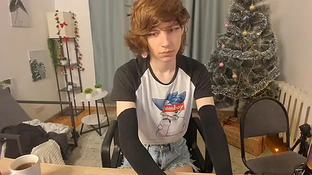 Snapshot of AvenGlow chatting on 12.23.25 AvenGlow online show from 12.23.25