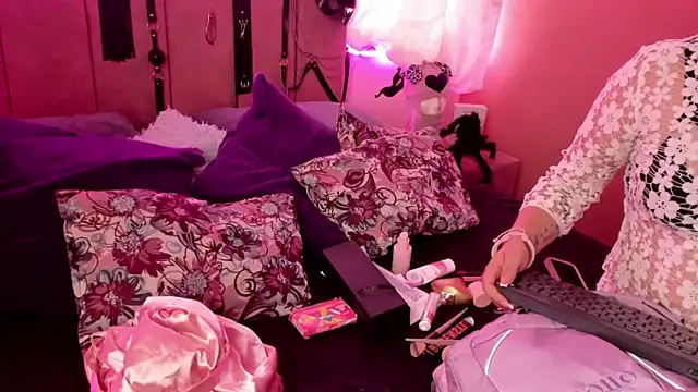 Snapshot of CleareRems chatting on 11.19.25 CleareRems online show from 11.19.25