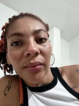 Snapshot of leona_sumiza chatting on 10.28.25 leona sumiza online show from 10.28.25