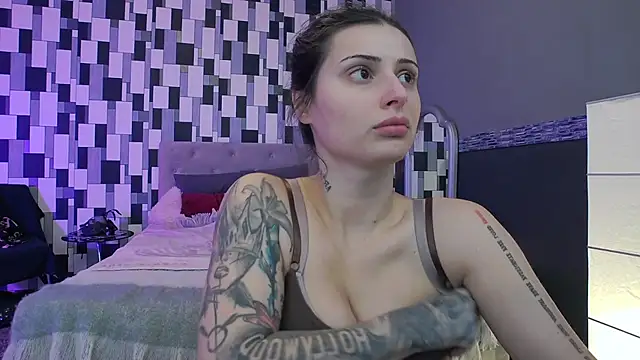 venusinylons online show from 11.28.25