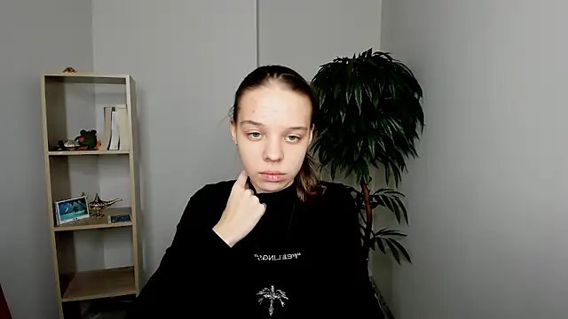 Snapshot of CorazonKlann chatting on 10.29.25 CorazonKlann online show from 10.29.25