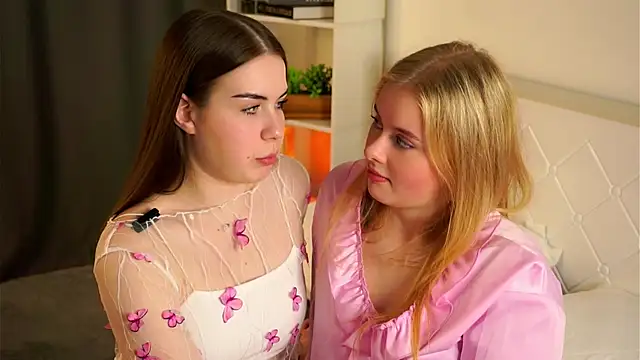 Snapshot of LoreeScialdone chatting on 10.27.25 LoreeScialdone online show from 10.27.25