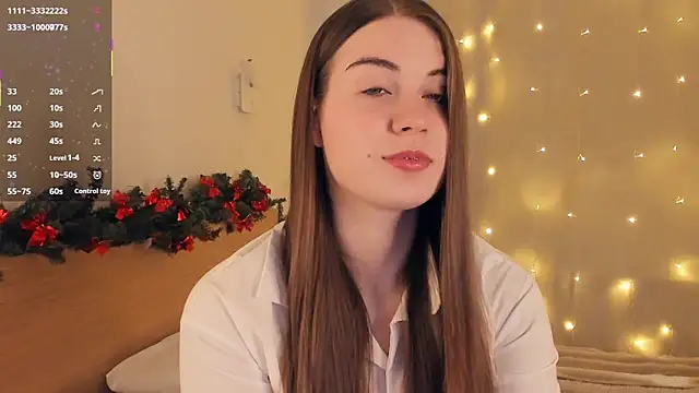 Snapshot of LoreeScialdone chatting on 12.20.25 LoreeScialdone online show from 12.20.25