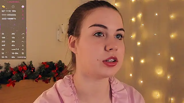 Snapshot of LoreeScialdone chatting on 12.21.25 LoreeScialdone online show from 12.21.25