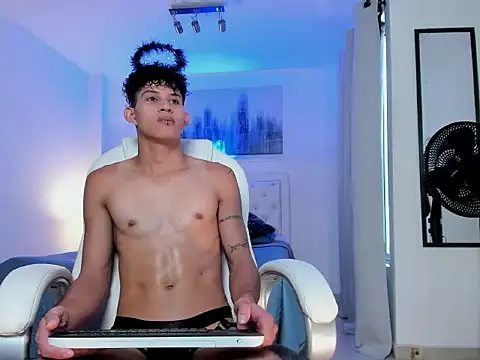 KamiSuarez online show from 11.21.25