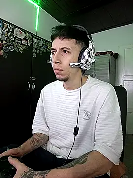 Snapshot of Aron_Jones_ chatting on 10.29.25 Aron Jones  online show from 10.29.25