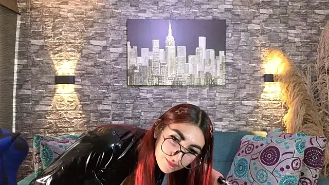 Snapshot of venusevanss chatting on 10.28.25 venusevanss online show from 10.28.25