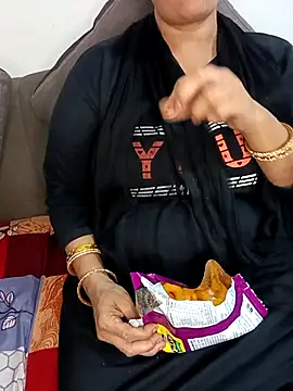 Snapshot of Sizzling_Shreya chatting on 10.29.25 Sizzling Shreya online show from 10.29.25