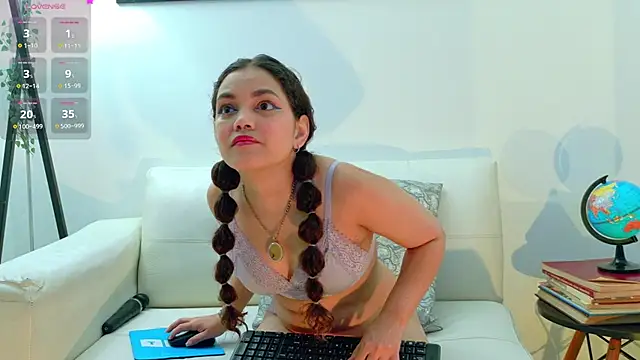 Snapshot of R3d_Moonss__ chatting on 01.13.26 R3d Moonss online show from 01.13.26