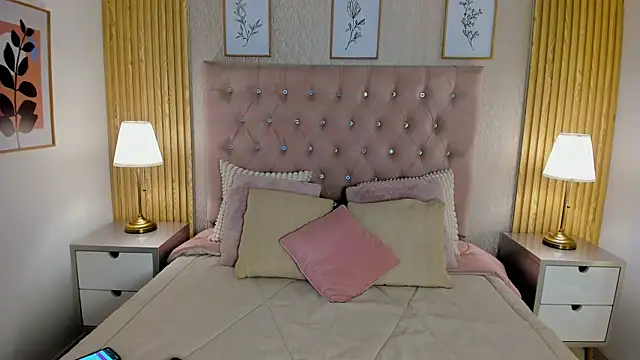 Snapshot of KamyGlam chatting on 06.18.26 KamyGlam online show from 06.18.26