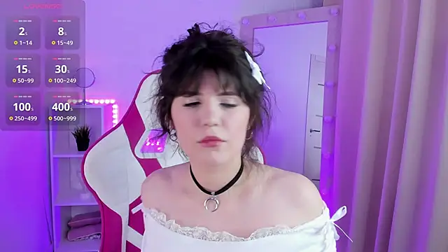 Snapshot of DivaLune chatting on 11.15.25 DivaLune online show from 11.15.25