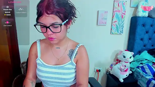 Snapshot of Emma_boo chatting on 10.31.25 Emma boo online show from 10.31.25