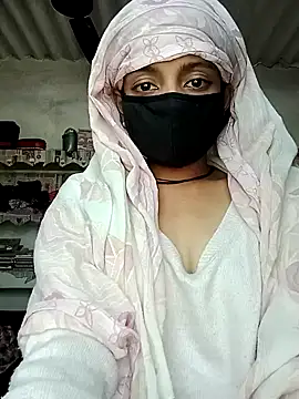 Snapshot of Quenn-Jiya752 chatting on 11.08.25 Quenn-Jiya752 online show from 11.08.25