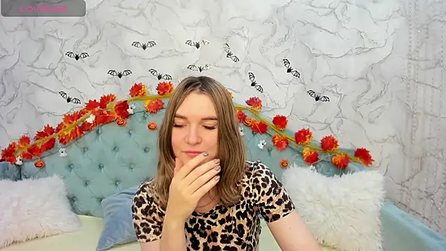 Snapshot of AriaAmaren chatting on 10.30.25 AriaAmaren online show from 10.30.25