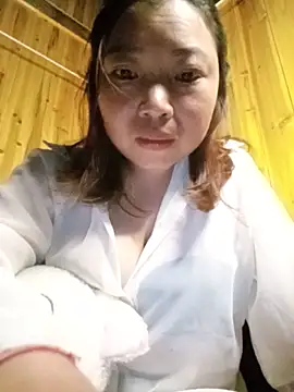 Snapshot of julybe chatting on 05.25.26 julybe online show from 05.25.26