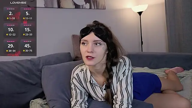 LauraYoungg online show from 10.31.25