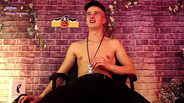 Snapshot of SirReedd chatting on 10.29.25 SirReedd online show from 10.29.25