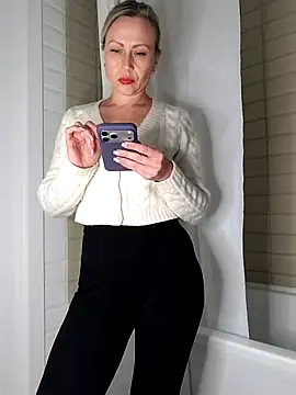 Snapshot of Elle_Milfa chatting on 04.21.26 Elle Milfa online show from 04.21.26