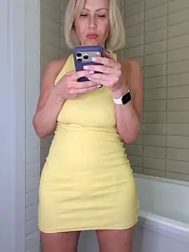 Snapshot of Elle_Milfa chatting on 06.03.26 Elle Milfa online show from 06.03.26