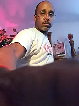 Snapshot of TraddyZaddy chatting on 06.25.26 TraddyZaddy online show from 06.25.26