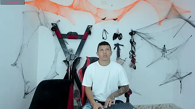 Snapshot of Steven19_LatinBoy chatting on 10.30.25 Steven19 LatinBoy online show from 10.30.25