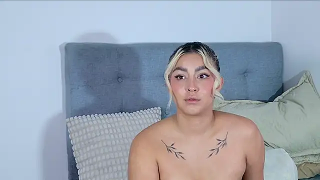 Snapshot of Elina_Hills chatting on 11.26.25 Elina Hills online show from 11.26.25